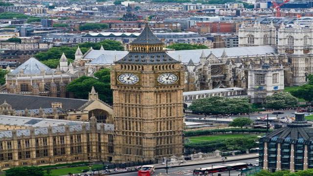 Tháp đứng bên cạnh dòng sông Thames, bên phía Đông-Bắc của công trình Nhà quốc hội ở Westminster, thủ đô Luân Đôn, nước Anh