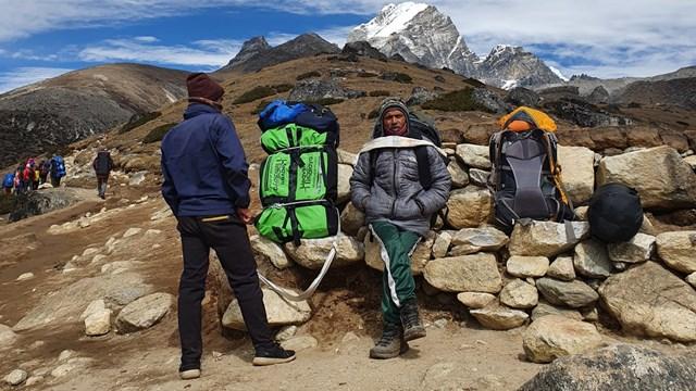 Ph&uacute;t nghỉ ngơi của một người Sherpa. Ảnh: Kevin Aryalz. &nbsp;