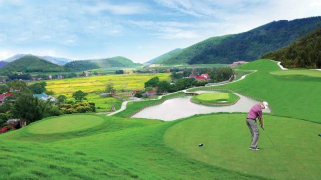 Sân golf Đồng Mô tọa lạc tại chân núi Bà Vì, nằm trong quần thể khu du lịch Đảo Vua