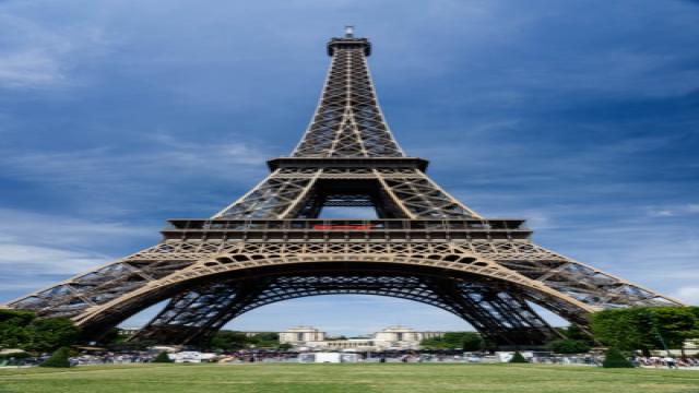 tháp Eiffel ở Pháp
